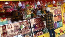 Một chủ cửa hàng tư vấn bánh cho khách.