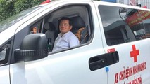 Ông Đoàn Ngọc Hải lái xe cứu thương chở bệnh nhân miễn phí.
