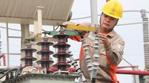 Cán bộ nhân viên Điện lực Hải Dương kiểm tra hệ thống truyền tải điện.
