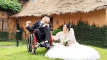 Nhạc sĩ bại não hạnh phúc bên cô dâu đáng yêu.