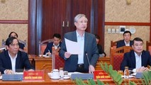 Ủy viên Bộ Chính trị, Thường trực Ban Bí thư Trần Quốc Vượng chủ trì phiên họp.