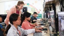 Đại diện UNDP thị sát lớp tập huấn kỹ năng công nghệ thông tin cho người khuyết tật tại Trung tâm Nghị lực sống.