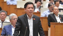 Bộ trưởng Nguyễn Văn Thể trả lời chất vấn.