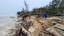 Bão số 13 khiến bãi biển Gio Hải (huyện Gio Linh, Quảng Trị) tiếp tục ăn sâu vào đất liền 5-10 mét.