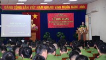 Gần 500 cán bộ, chiến sỹ đang công tác tại Công an các xã, phường trên địa bàn thành phố tham gia tập huấn.