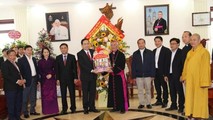 Chủ tịch Ủy ban T.Ư MTTQVN Trần Thanh Mẫn tặng quà chúc mừng Giáng sinh Tòa Giám mục Giáo phận Vinh.