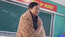 Lạnh 'thấu xương', thầy giáo đến trường với 'chiếc áo choàng' đặc biệt khiến học sinh thích thú