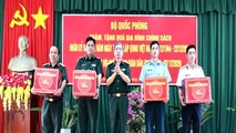 Thượng tướng Đỗ Căn tặng quà các đơn vị đóng quân tại Côn Đảo.