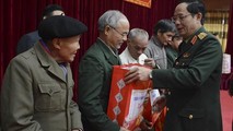 Thượng tướng Trần Quang Phương trao quà của Quân ủy Trung ương tặng các gia đình chính sách, người có công với cách mạng huyện Vị Xuyên (Hà Giang).