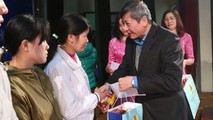 Lãnh đạo LĐLĐ Việt Nam tặng quà Tết cho người lao động.
