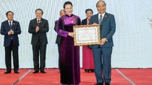 Thủ tướng Nguyễn Xuân Phúc, Chủ tịch Hội đồng Thi đua khen thưởng Trung ương, trao tặng huân chương Đại đoàn kết Dân tộc cho Chủ tịch Quốc hội Nguyễn Thị Kim Ngân.