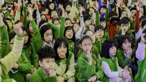 Các bạn nhỏ hào hứng trả lời câu hỏi về quản lý tiền cá nhân.