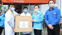 Đại diện Trung ương Đoàn trao tặng thiết bị phòng dịch COVID-19.