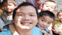 Hoàng Hoa Trung bên các em nhỏ vùng cao.