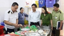 Lực lượng chức năng kiểm tra vệ sinh an toàn thực phẩm.