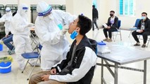 Lẫy mẫu xét nghiệm Sars-CoV-2 cho công dân nhập ngũ năm 2021 tại quận Hoàng Mai (Hà Nội).