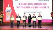 Phó Chủ tịch nước Đặng Thị Ngọc Thịnh trao Danh hiệu Thầy thuốc nhân dân cho 5 cá nhân thuộc Đại học Y Hà Nội.