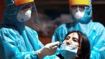 BS.CKI Trần Thị Oanh lấy mẫu cho bệnh nhân tại khu cách ly Ký túc xá Đại học Quốc gia – Thủ Đức. Ảnh Sức khỏe và đời sống.