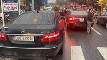 Hai ô tô trùng biển số lưu thông trên đường Hà Nội.