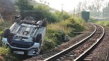 Tin giao thông đến sáng 8/3: Ô tô 'vượt đầu tàu', bé trai tử vong; lật xe khách chở 19 người