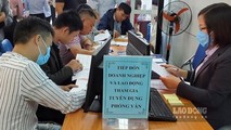 Nhiều người lao động có mặt từ sớm trong phiên giao dịch việc làm diễn ra tại Trung tâm Dịch vụ việc làm Hà Nội. Ảnh Lao động.