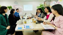 Ban quản lý dự án “Tăng cường năng lực cho các cơ quan Việt Nam nhằm hỗ trợ tái hòa nhập bền vững cho Phụ nữ di cư hồi hương và gia đình họ” cùng các tổ chức hỗ trợ người di cư thảo luận các hoạt động tác nhằm hỗ trợ phụ nữ di cư hồi hương được hiệu quả.