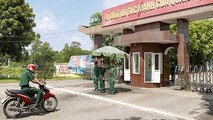 Tổ kiểm soát quân sự Trung đoàn 2, Sư đoàn 3 (Quân khu 1) kiểm tra giấy tờ, tình trạng kỹ thuật xe trước khi quân nhân ra khỏi doanh trại.