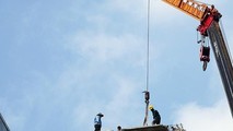 Tháo dỡ tầng thượng căn nhà số 433/11 Sư Vạn Hạnh, trưa 5/4. Ảnh: Hà An/VNE