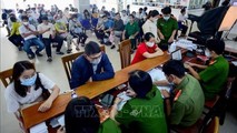 Công an các quận, huyện của TP Hồ Chí Minh huy động thêm lực lượng để đẩy nhanh tiến độ cấp căn cước công dân gắn chip.