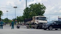 Tin giao thông đến sáng 22/4: Xe tải mất lái tông sập nhà dân; con trai tử nạn, mẹ gào khóc khiến nhiều người xót thương