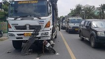 Tin giao thông đến sáng 30/4: Xe máy lấn làn, người phụ nữ bị xe tải tông tử vong; xe khách giường nằm lật nghiêng