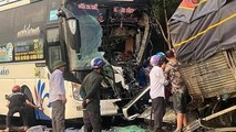 Tin giao thông đến sáng 1/5: Nhà chờ xe buýt bất ngờ sập, nữ sinh viên gặp nạn trên đường về quê; tài xế xe tải tử vong thương tâm