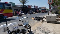 Tin giao thông đến sáng 6/5: Nữ tài xế đạp nhầm chân ga lao ô tô vào 2 xe máy; Ô tô biển xanh mất lái lật ngửa, 2 người bị thương