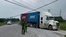 Tin giao thông đến sang 14/5: Tài xế tử vong khi gỡ dây điện vướng vào thùng container; xe máy chở 3 tông cột điện, 2 cô gái thiệt mạng