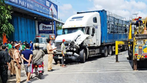 Tin giao thông đến sáng 19/6: Tài xế bị thương khi xe đầu kéo lật; hàng chục cảnh sát lập chốt ngăn tài xế gây tai nạn rồi bỏ chạy