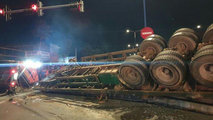 Tin giao thông đến sáng 27/6: Vượt đèn đỏ, người đàn ông bị container đè tử vong; băng qua đường tàu, một người tử nạn