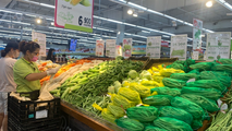 Nhân viên bổ sung hàng hóa đầy kệ liên tục tại Big C Thăng Long.