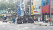 Tin giao thông đến sáng 8/8: Xe tải va chạm với container, 2 vợ chồng tử vong; truy tìm tài xế xe ô tô gây tai nạn khiến 2 người bị thương
