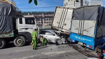 Tin giao thông đến sáng 15/8: Tai nạn liên hoàn, ô tô con bẹp dúm, 4 xe hư hỏng; xe đầu kéo bị lật, quốc lộ 70 ách tắc nhiều giờ