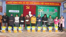 Đại diện Công đoàn cơ sở NHCSXH chi nhánh Huế trao tặng quà cho bà con hộ nghèo tại xã Quảng Phước, Quảng Điền, TT- Huế