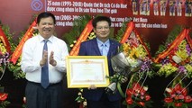 Phó Chủ tịch UBND tỉnh thừa ủy quyền trao tặng Bằng khen của Thủ tướng Chính phủ cho Giám đốc Trung tâm Bảo tồn Di tích Cố đô Huế