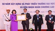 Phó Chủ tịch nước Đặng Thị Ngọc Thịnh trao tặng Huân chương Lao động hạng Nhất cho nhà trường tại lễ kỷ niệm