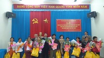Đồng chí Lương Thị Lanh, Phó Cục trưởng Cục Hộ tịch, quốc tịch, chứng thực, Bộ Tư pháp và lãnh đạo tỉnh trao quyết định nhập quốc tịch Việt Nam cho các công dân Lào