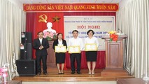 Giám đốc Trung tâm BSCKII Ngô Đình Thư tặng Giấy khen cho các cá nhân đã có thành tích xuất sắc trong công tác năm 2019