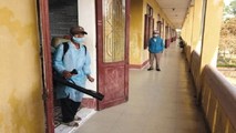 Phun thuốc khử trùng tại trường học (ảnh CTTĐT)