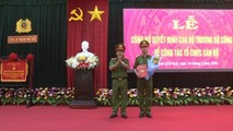 Ban giám đốc Công an tỉnh TT- Huế trao Quyết định của Bộ trưởng Bộ Công an cho Thượng tá Nguyễn Viết Hoàng.