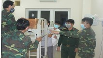 Thượng tá Ngô Nam Cường, Chỉ huy trưởng Bộ chỉ huy quân sự tỉnh TT- Huế kiểm tra và động viên tinh thần các chiến sỹ đang ngày đêm đóng giường phục vụ người dân về cách ly
