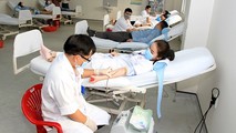Cán bộ, nhân viên bệnh viện Trung ương Huế hiến máu và tiểu cầu tại Trung tâm Huyết học và Truyền máu