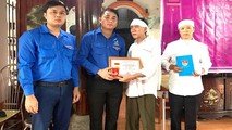 Đại diện Tỉnh đoàn Nghệ An thừa ủy quyền Trung ương Đoàn TNCS Hồ Chí Minh truy tặng Huy hiệu Tuổi trẻ dũng cảm cho em Nguyễn Văn Nhã.