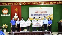 Đại diện HueWACO trao số tiền ủng hộ phòng, chống COVID-19 cho lãnh đạo UBMT Tổ quốc Việt Nam tỉnh Thừa Thiên Huế.
